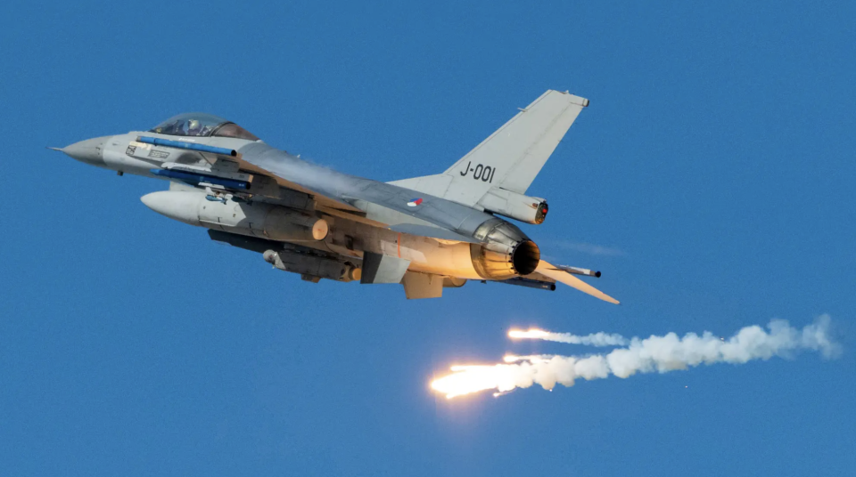 A Dutch F-16AM popping flares. <em>Royal Netherlands Air Force</em><br>