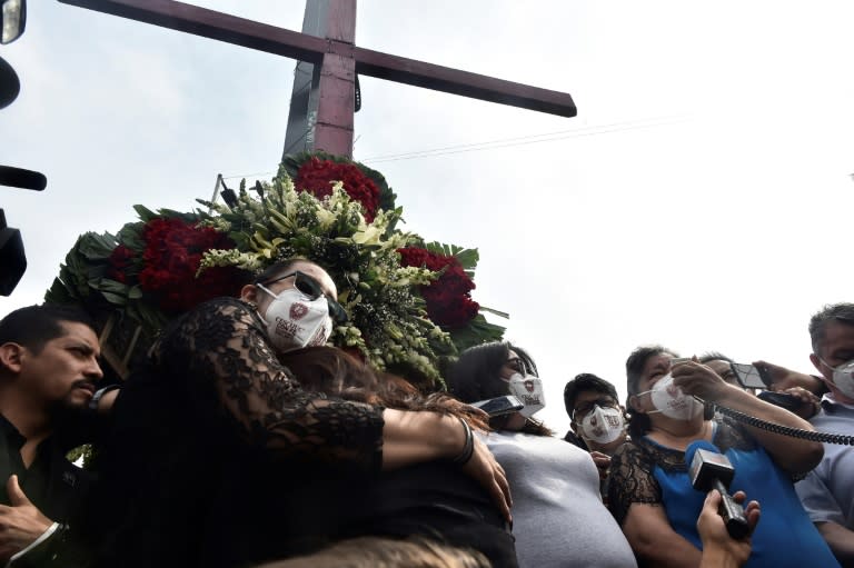 Familiares de las víctimas del fatal accidente de la Línea 12 del metro de la Ciudad de México ofrecen una rueda de prensa en la capital mexicana, en el primer aniversario del accidente, el 3 de mayo de 2022 (AFP/Claudio CRUZ)