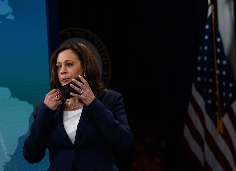 La vicepresidenta de los Estados Unidos, Kamala Harris, se quita la mascarilla cuando llega para pronunciar comentarios virtuales en la 51a Conferencia Anual de Washington sobre las Américas en la Casa Blanca en Washington