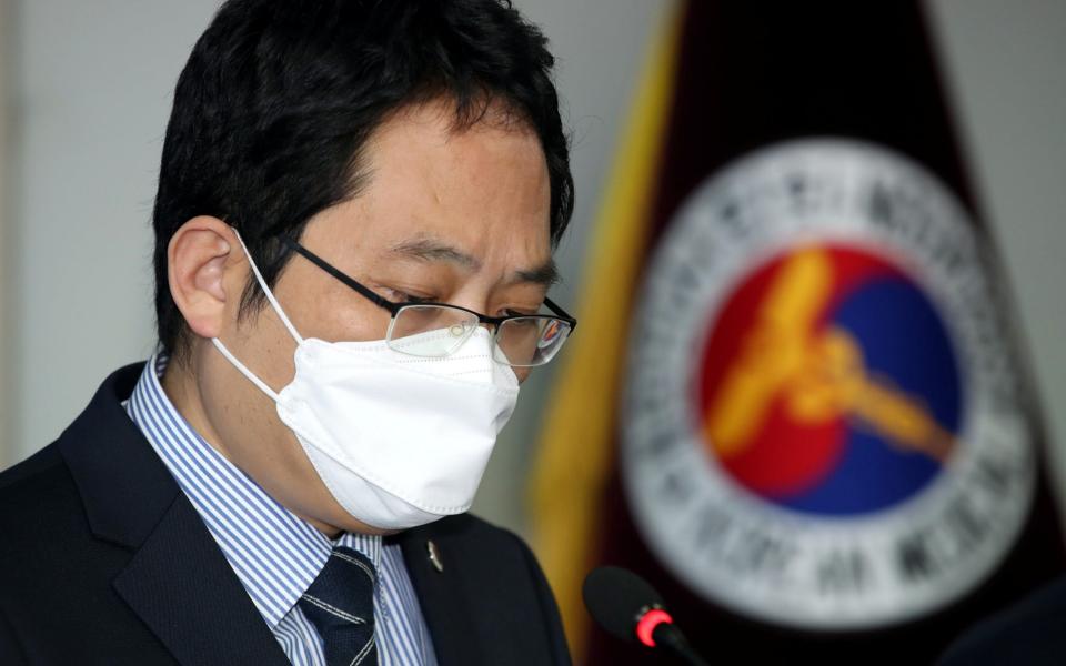 Choi Dae-zip, president of the Korean Medical Association, speaks during a news conference on the deaths of those who received this year's flu jab - YONHAP NEWS AGENCY /REUTERS