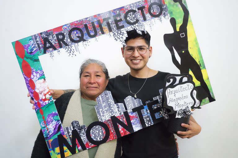 Alejandro Montero junto a su madre, tras recibirse de Arquitecto en la UNSAM