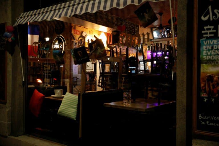 Un bar fermé à Paris dans la nuit du 5 au 6 octobre 2020, après l'annonce de nouvelles restrictions pour combattre l'épidémie - GEOFFROY VAN DER HASSELT © 2019 AFP