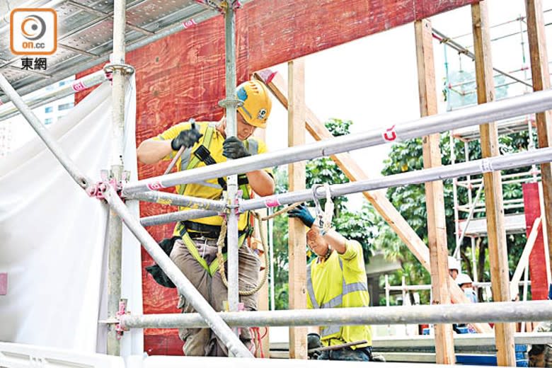 建造業運輸業輸入勞工計劃，容許僱主申請輸入勞工配額，上限兩萬人。