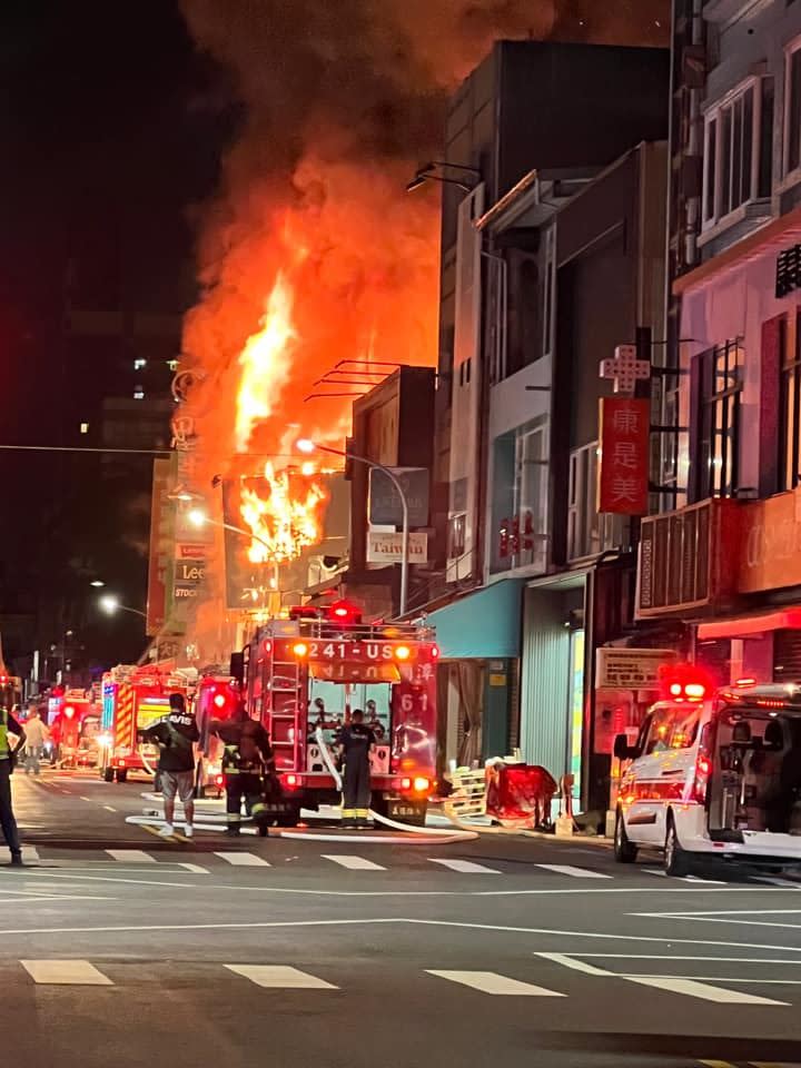 嘉義市文化路夜市今（9）日發生火警，連燒七戶店家。（圖／翻攝自綠豆嘉義人）