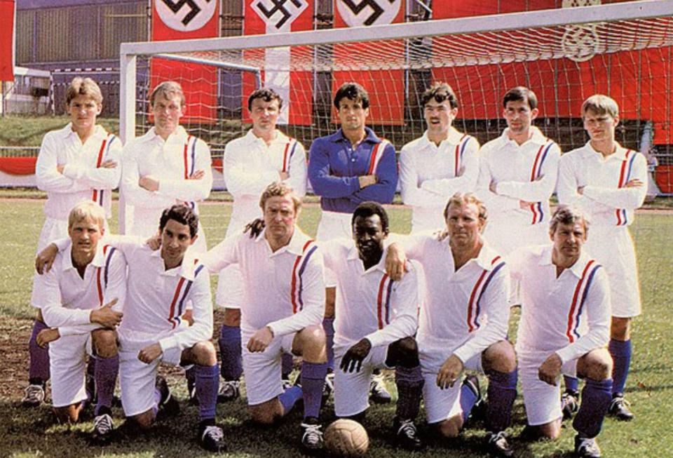 <p>Terminamos con Pelé, Bobby Moore, John Wark, Osvaldo Ardiles, Kazimierz Deyna, Søren Lindsted, Erik Ball, Paul van Himst y el resto de estrellas que, junto a actores como Sylvester Stallone o Michael Caine, protagonizaron la película sobre fútbol más famosa de la historia, ‘Evasión o victoria’ (1981). (Foto: Lorimar). </p>