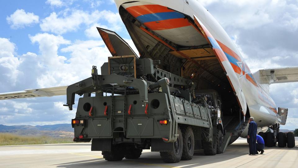 Teile des russischen Raketenabwehrsystems S-400 werden auf dem Luftwaffenstützpunkt Mürted aus einer Antonow entladen. Foto: Turkish Defense Ministry/XinHua