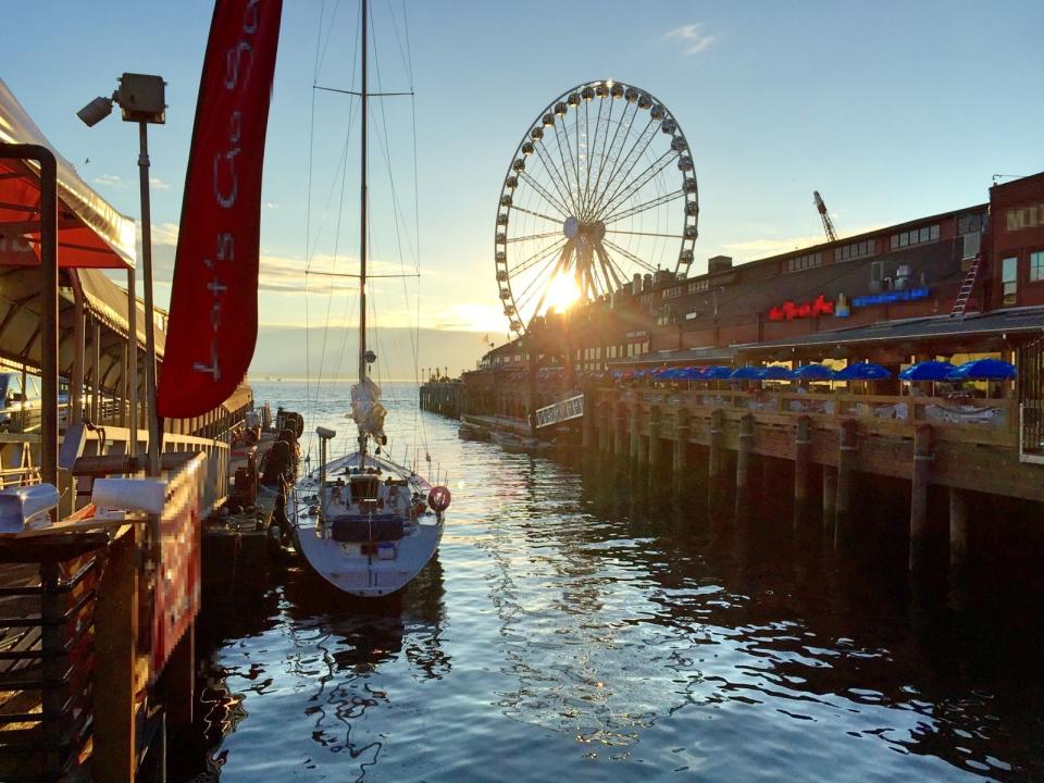 西雅圖城市擁有許多特色景點，包括太空針塔（Space Needle）、派克市場（Pike Place Market）、口香糖牆（GumWall）以及星巴克創始店。（星宇航空提供）