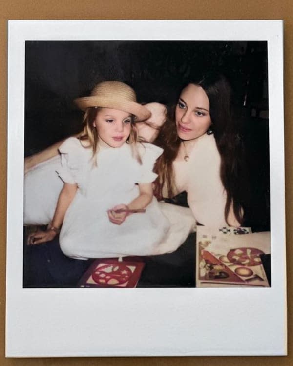 Angelina Jolie y su madre en una foto de su infancia 