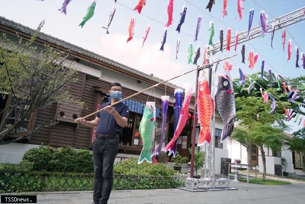 鹿港公所為迎接糕餅節活動，特別在桂花巷藝術村布置了迎風飄揚招展的鯉魚旗。（記者方一成攝）