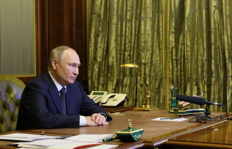 Vladimir Putin preside una reunión del Consejo de Seguridad a través de un enlace de video en San Petersburgo el 10 de octubre de 2022