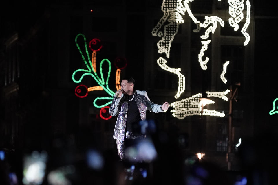 El vocalista Eduin Caz, de la banda regional mexicana Grupo Firme, durante un concierto gratuito en el Zócalo de la Ciudad de México, el domingo 25 de septiembre de 2022. (Foto AP/Eduardo Verdugo)