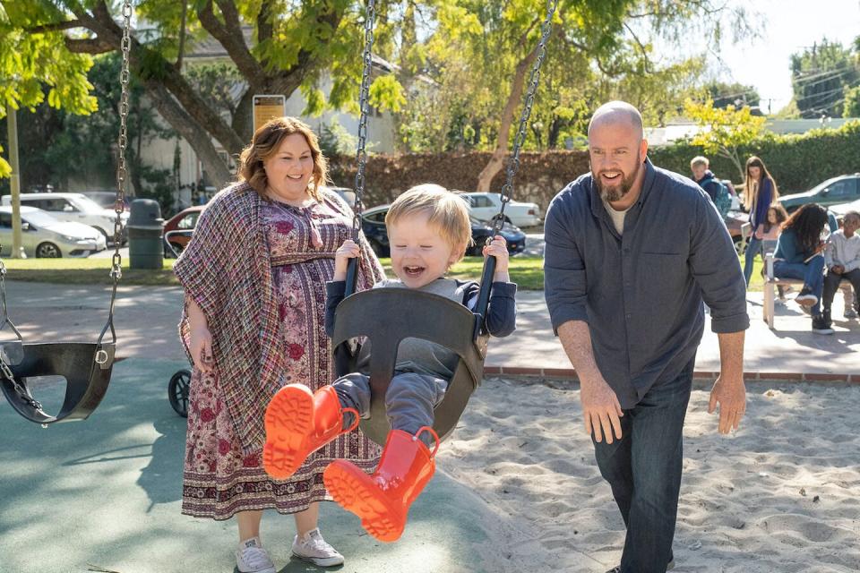 Kate (Chrissy Metz) y Toby (Chris Sullivan) con su hijo en una escena de <em>This Is Us</em>. <a href="https://www.nbc.com/nbc-insider/this-is-us-kate-toby-photos" rel="nofollow noopener" target="_blank" data-ylk="slk:Ron Batzdorff/NBC;elm:context_link;itc:0;sec:content-canvas" class="link ">Ron Batzdorff/NBC</a>