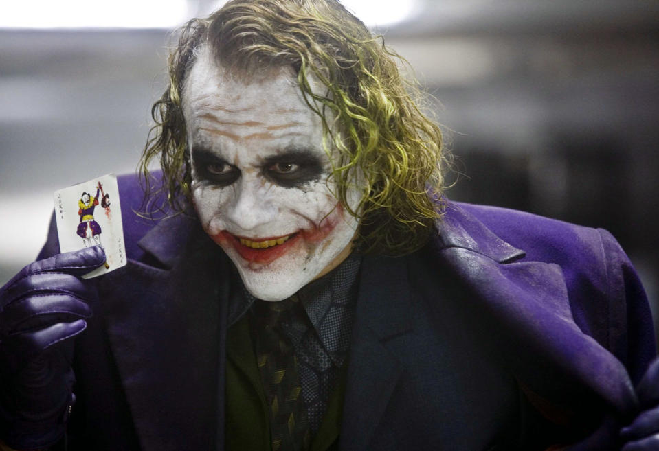 Dass eine intensive Auseinandersetzung mit der Filmfigur auch einen negativen Effekt haben kann, zeigte zuletzt Heath Ledger. Seine Performance als Joker in "The Dark Knight" war zwar wahnsinnig gut und wurde mit einem Oscar bedacht – allerdings erhielt er den posthum. Zur Vorbereitung auf seine Rolle begab sich der Familienvater sechs Wochen in komplette Isolation und perfektionierte den düsteren Batman-Gegner. Noch bevor der Film in die Kinos kam, starb Heath Ledger jedoch an einem Medikamenten-Cocktail. Es halten sich nach wie vor die Gerüchte, dass ihn seine Arbeit am Joker labil gemacht habe. (Bild-Copyright: Moviestore/REX/Shutterstock)