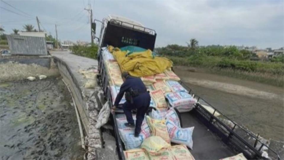 高雄產業道路路面塌陷大貨車險翻落魚塭　駕駛嚇壞不敢動彈