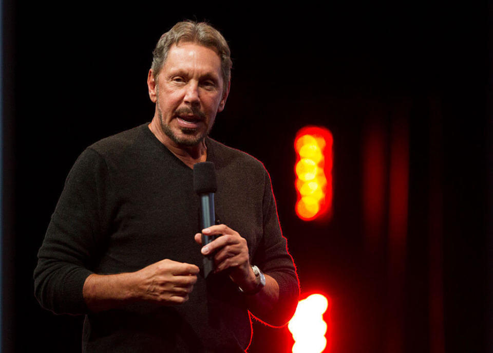 <p>Oggi è il signor Oracle, ma Larry Ellison è figlio di una madre single e venne cresciuto dagli zii. Trasferitosi in California, per otto anni ha fatto ogni tipo di lavoro. Oggi vale più di 64 miliardi di dollari. (Credits – Getty Images) </p>