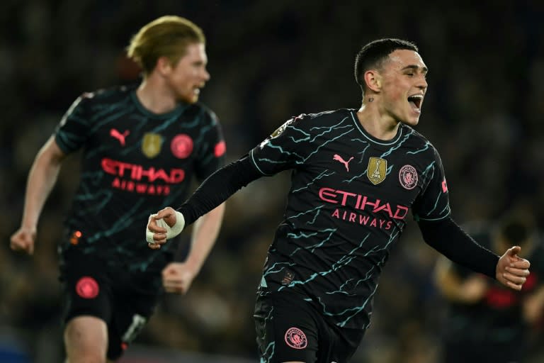 Les milieux de terrain de Manchester City Phil Foden (d) et Kevin De Bruyne buteurs sur le terrain de Brighton, le 25 avril 2024 (Ben Stansall)