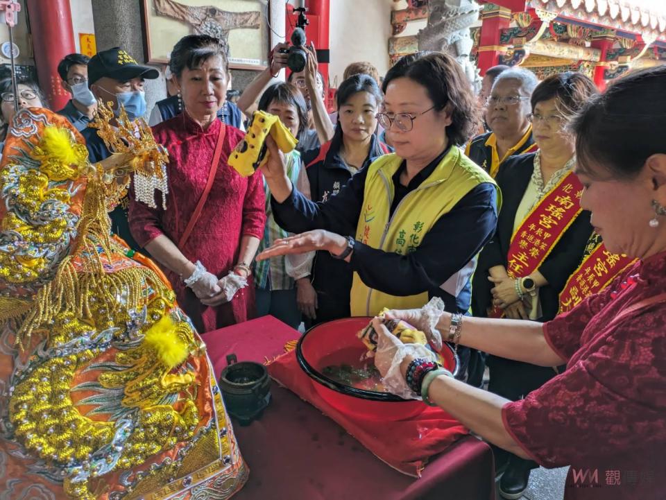 ▲彰化南瑤宮笨港進香「百年徒步古香路之行」，彰化縣長王惠美、彰化市長林世賢夫人高德耘等人恭謹地為媽祖換穿龍袍，神聖溫馨儀式原汁原味呈現。（記者陳雅芳翻攝）