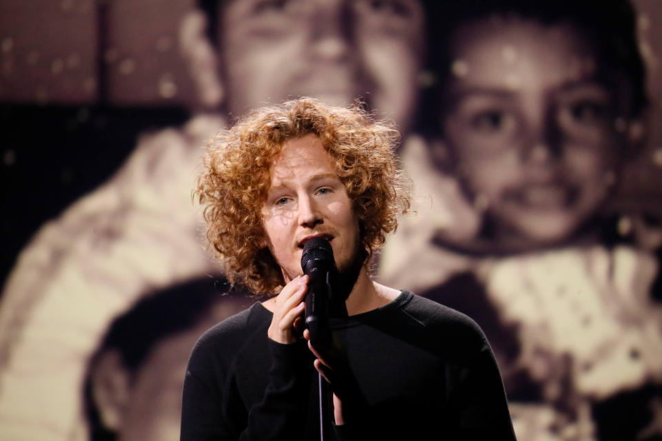 <p>2018 brach Michael Schulte den deutschen ESC-Fluch und erreichte mit “You Let Me Walk Alone” einen respektablen vierten Platz. Seine kraftvolle Stimme und die simple, aber effektive Bühnenshow mit Fotos aus Schultes Kindheit überzeugten vor allem die Jury. (Bild: Andres Putting/eurovision.tv) </p>