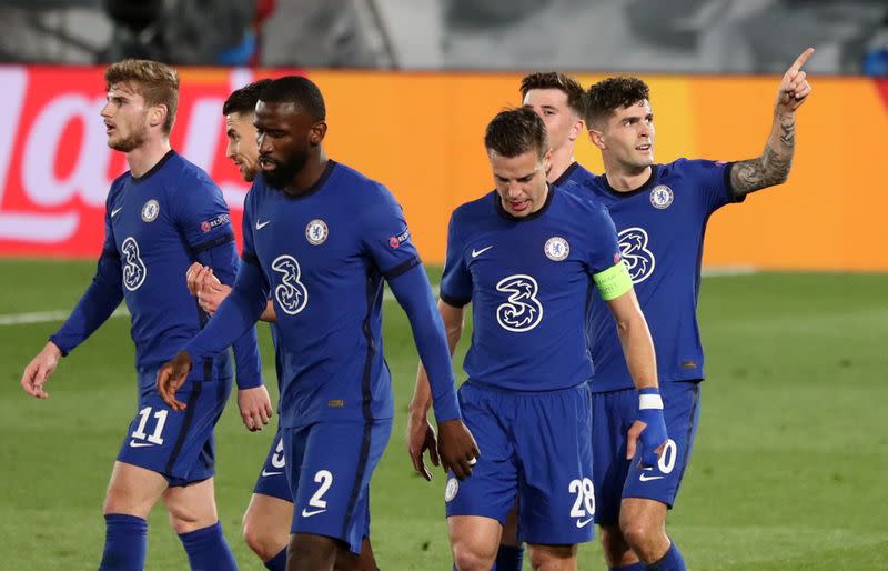 Christian Pulisic celebra con sus compañeros del Chelsea la apertura del marcador en el choque ante Real Madrid por la semifinal de ida de la Champions League.