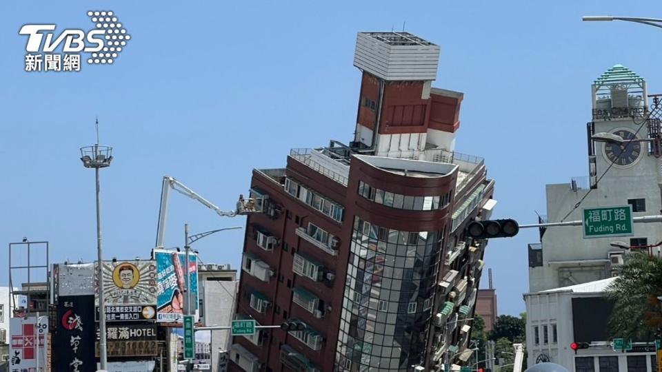 方千玉家在花蓮市區，看到大樓倒塌相當震驚。（圖／方千玉提供）