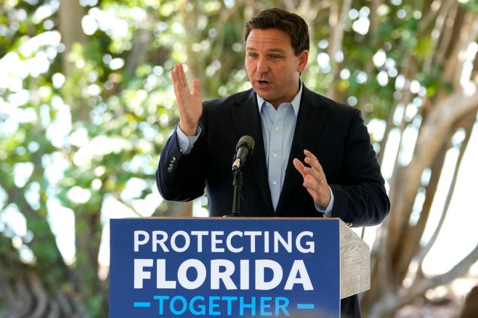 El gobernador de la Florida, Ron DeSantis, habla durante una conferencia de prensa en Bill Baggs Cape Florida State Park, el jueves 1° de diciembre de 2022, en Key Biscayne, Florida. El gobernador anunció el aumento de la financiación para la protección ambiental de la Bahía de Biscayne.