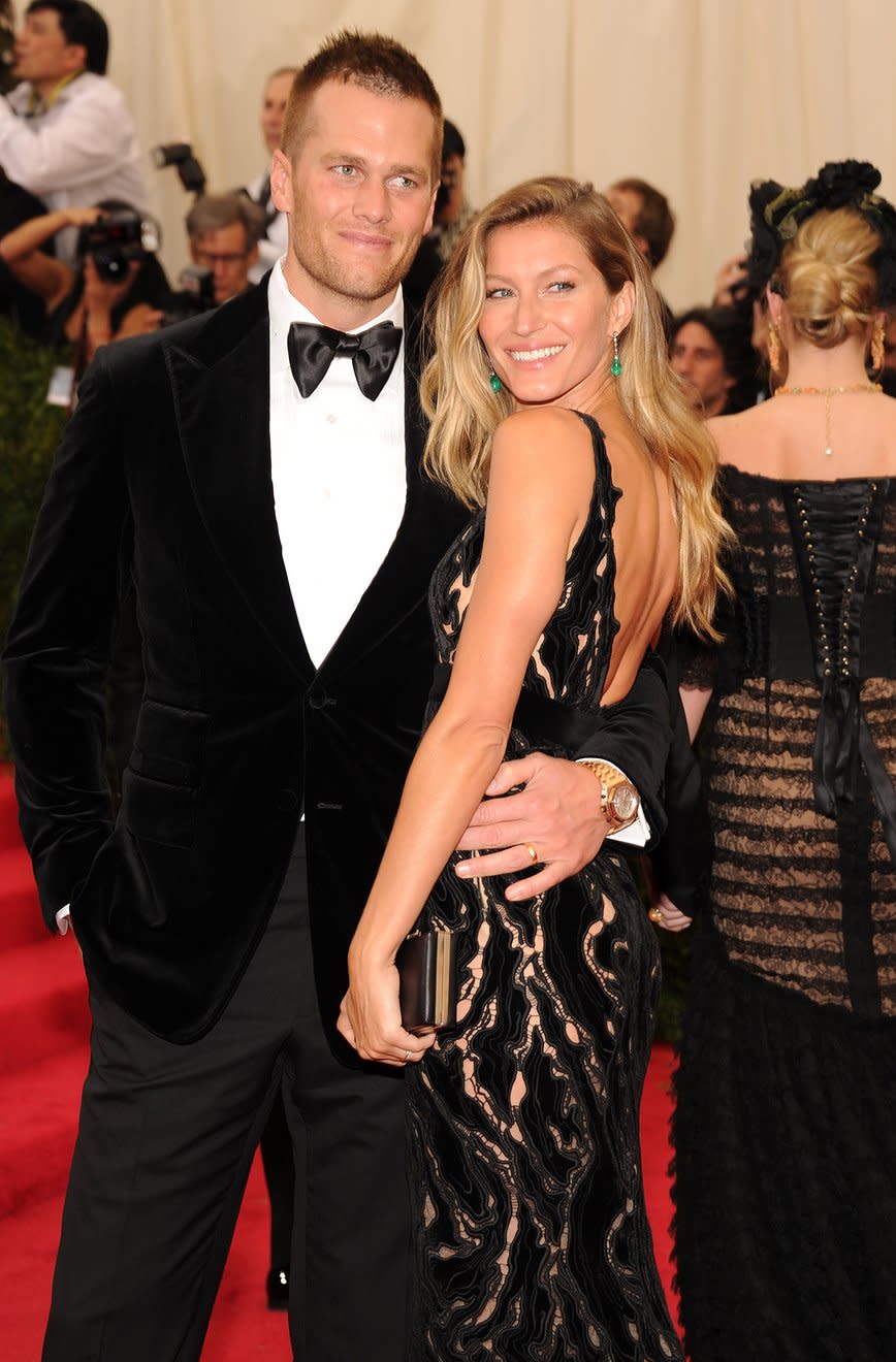 <p><strong>Tom Brady and <a rel="nofollow noopener" href="http://www.vogue.com/tag/model/gisele-bundchen?mbid=synd_yahooentertainment" target="_blank" data-ylk="slk:Gisele Bündchen;elm:context_link;itc:0;sec:content-canvas" class="link ">Gisele Bündchen</a></strong></p> <p>Christmas Eve 2008. New England Patriots quarterback Brady whisked his supermodel girlfriend away for a ride on a private jet. He asked her to marry him surrounded by Champagne, white roses, and the biggest surprise of all—Bündchen’s parents.</p>