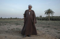 El agricultor Makhluf Abu Kassem fotografiado en lo que supo ser tierra fértil, hoy reseca por la falta de agua, cerca de la Segunda Aldea en Fayoum, Egipto, el 8 de agosto del 2020. Los lugareños temen que la construcción de una gran represa en la vecina Etiopía agrave los problemas de irrigación que paceden. (AP Photo/Nariman El-Mofty)