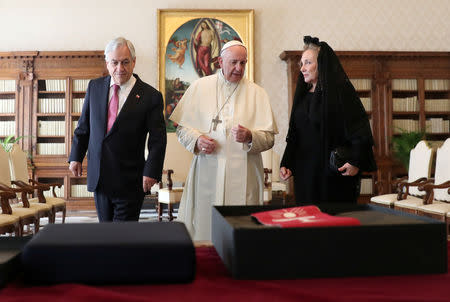 Pope Francis speaks as he meets with Chile's President Sebastian Pinera and his wife Cecilia Morel during a private audience at the Vatican October 13, 2018. REUTERS/Alessandro Bianchi/Pool