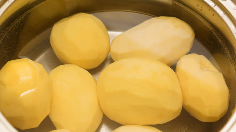 Boiling potatoes in water