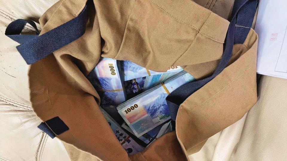 警方在陳鑒背包裡發現另一筆剛騙來的200萬元現金。（海山分局提供）