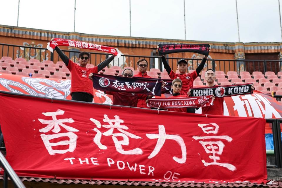 數名香港球迷專程飛到不丹支持港足。（圖：香港足總）
