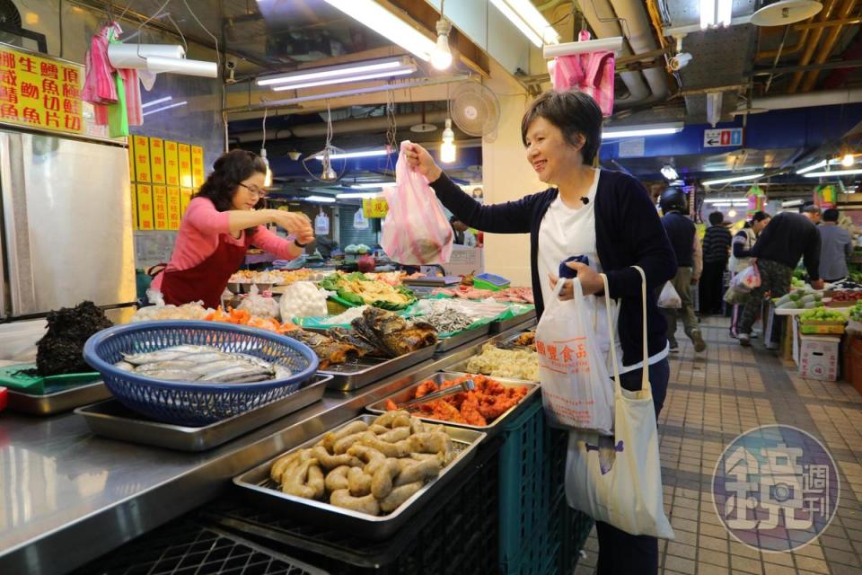 有家族鮮魚攤為背景的「無名海鮮熟食攤」，供應海鮮熟食，品質極佳。