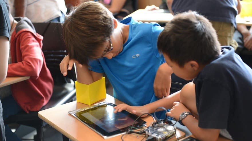 Jóvenes de todas las edades pueden aprender habilidades STEM: becas para escuelas