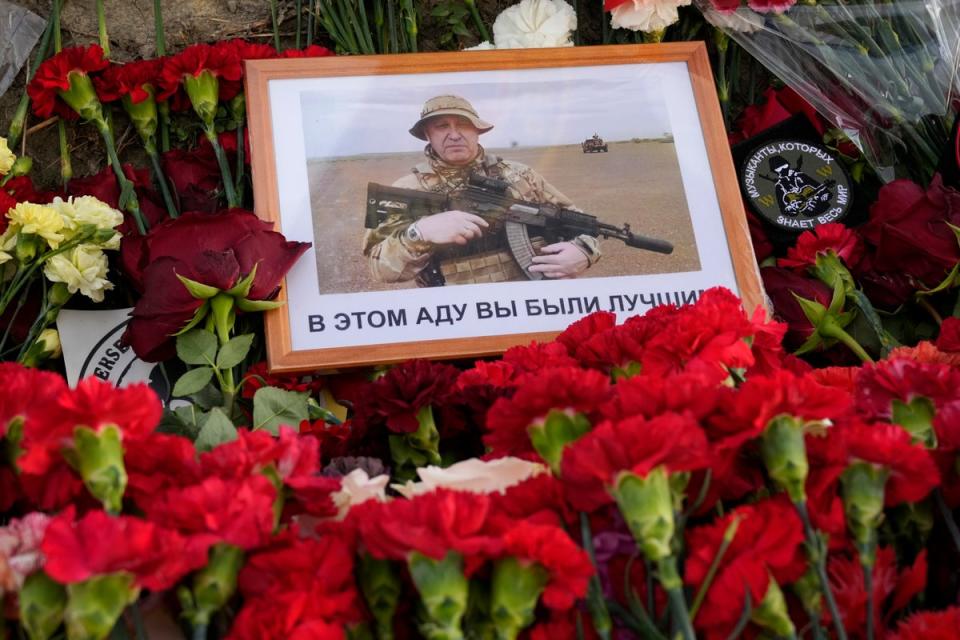 Blumen wurden mit der Botschaft „In dieser Hölle warst du der Beste“ an einem informellen Denkmal neben dem ersteren niedergelegt 