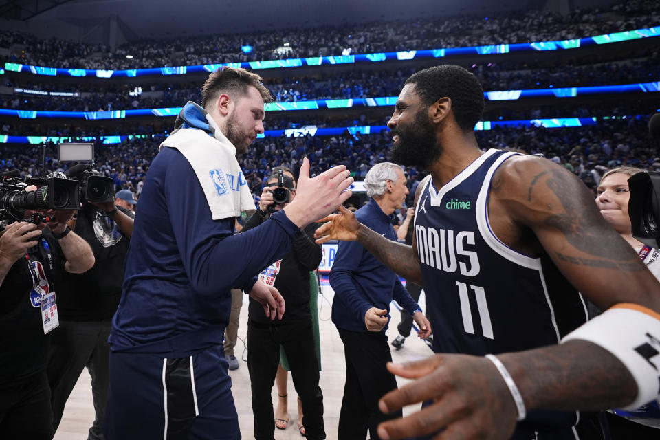 達拉斯獨行俠Luka Doncic(圖左)、Kyrie Irving。(AP Photo/Julio Cortez)