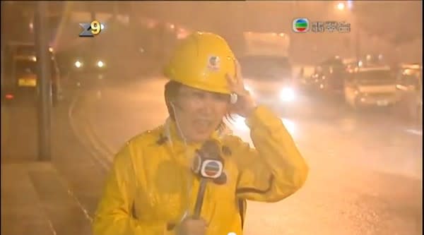 【10月打風】致敬！重溫記者颱風直播經典狼狽畫面 有人用呢樣食物測風速