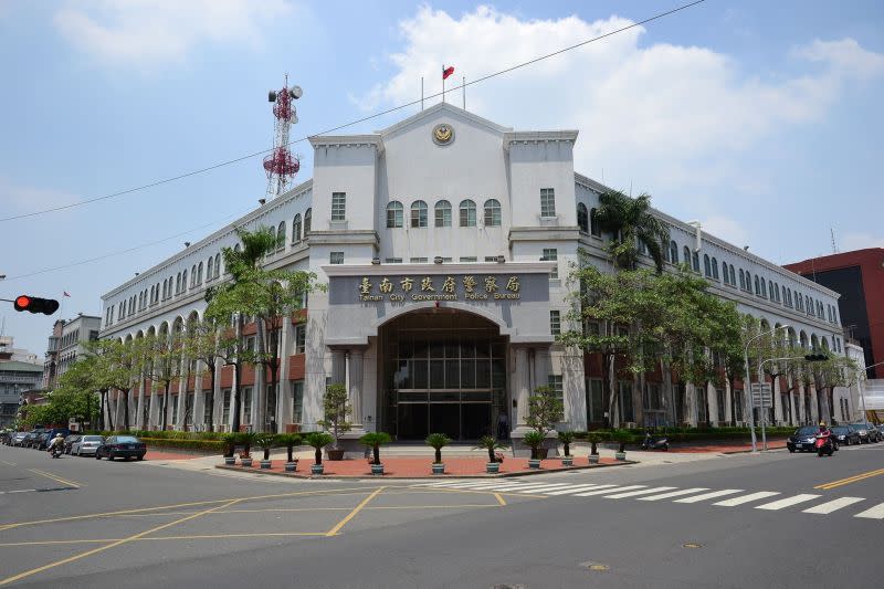 ▲台南市安南區一處公園砂石堆，驚見女嬰遺體，警方追查後逮補女嬰生母。（圖／翻攝自台南市警局臉書）