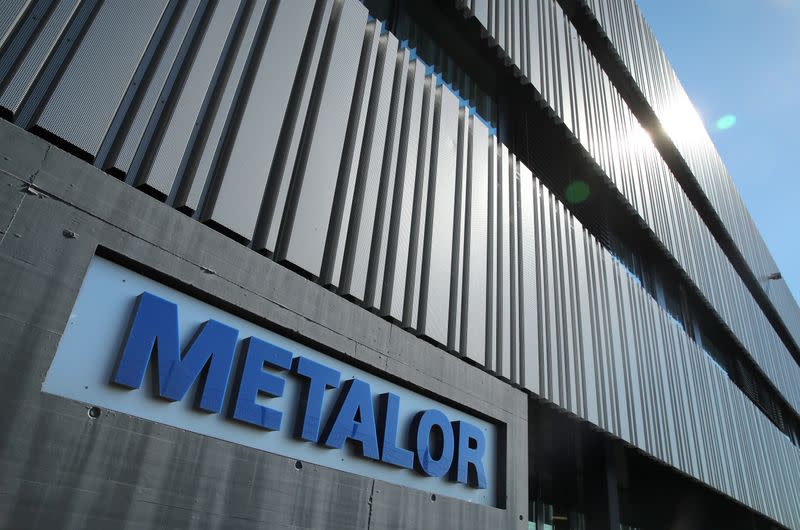 Se muestra un logotipo en el edificio de la refinería suiza Metalor, en Marin, cerca de Neuchatel, Suiza.