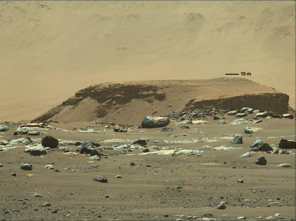 Una gran roca con depósitos en capas de sedimentos marcan un remanente de un antiguo delta de un río desaparecido hace mucho tiempo en el cráter Jezero. NASA/JPL-Caltech/Handout via REUTERS