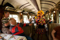 <p>Algunos de los trenes más lujosos ofrecen espectáculos para los turistas con bailes tradicionales de esta zona de Perú, música en directo o degustaciones de comida y bebida para hacer más ameno el viaje, además de otros servicios. (Foto: Sergi Reboredo / VW PICS / Universal Images Group / Getty Images). </p> 