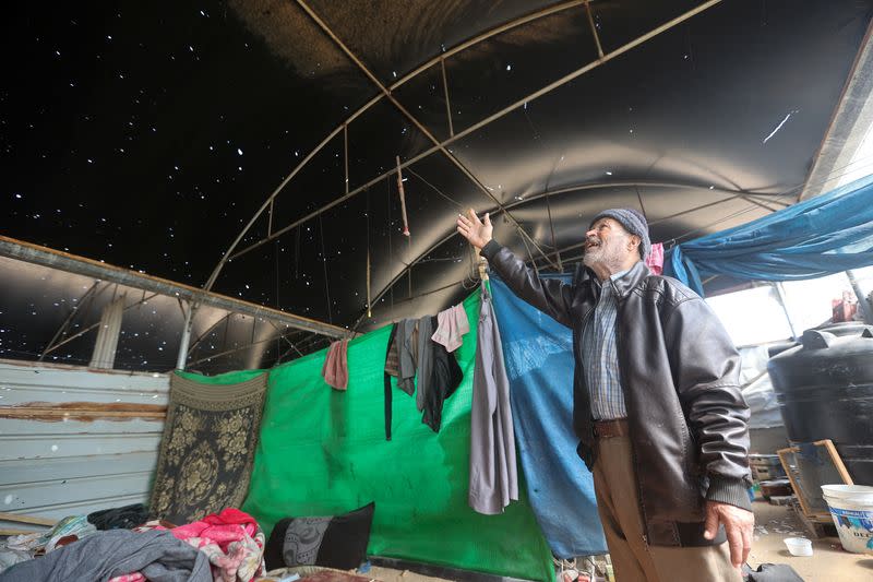 FOTO DE ARCHIVO. Un palestino gesticula mientras inspecciona un refugio que alberga a personas desplazadas tras ser alcanzado por un ataque israelí, en medio del actual conflicto entre Israel y Hamás, en Jan Yunis, en el sur de la Franja de Gaza