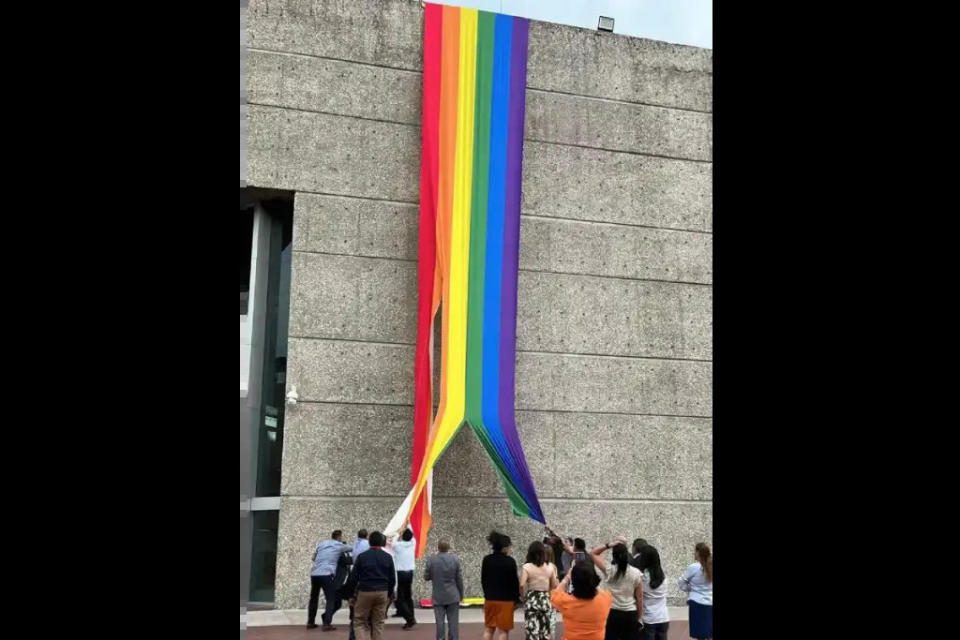 Reinstalan bandera LGBTQ+ en sede del Infonavit tras ser rota por miembros del sindicato.