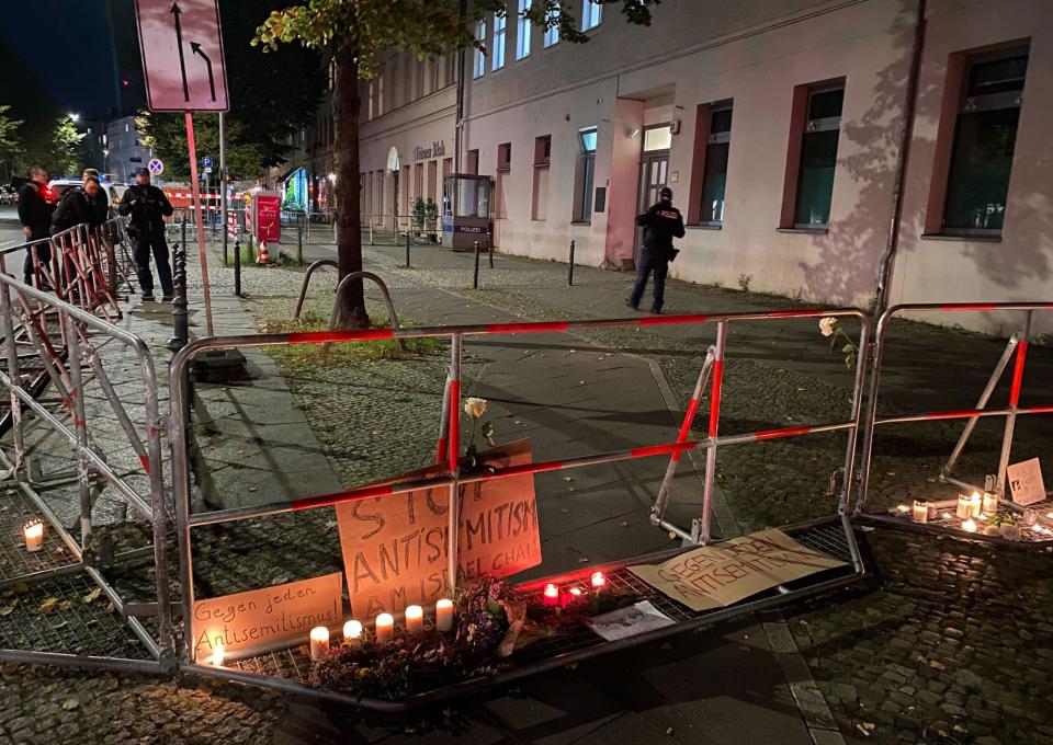 Brennende Kerzen stehen vor Schildern mit der Aufschrift "Stop Antisemitismus" an dem abgesperrten Bürgersteig vor dem jüdischen Gemeindezentrum an der Brunnenstraße nach dem versuchten Brandanschlag in der Nacht zum Mittwoch auf die Synagoge. - Copyright: Picture Alliance