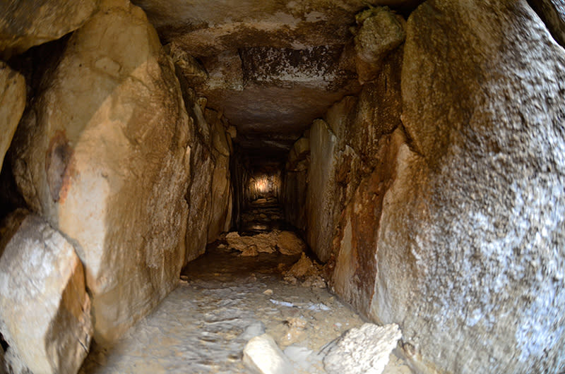 Descubierto este año, mientras realizaban trabajos de conservación arquitectónica del edificio, ese sistema de canales debió ser diseñado para “recrear metafóricamente el camino que condujera a K'nich Janaab’ Pakal a las aguas del inframundo”, explicó ayer en conferencia el arqueólogo Arnoldo González Cruz al dar a conocer este hallazgo que, dijo, obliga a replantear la teoría original sobre la construcción y cosmovisión en torno a esta pirámide.