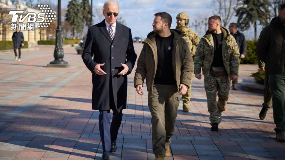 美國總統拜登（左）與烏克蘭總統澤倫斯基（右）並肩現身基輔街頭，兩國為這次拜登祕密出訪，維安做得滴水不漏。（圖／達志影像美聯社）
