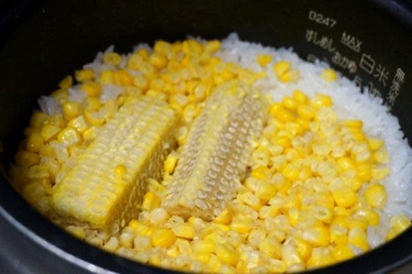 玉米是萬用好食材，也可將玉米粒鋪在米上面，用電鍋煮玉米飯。