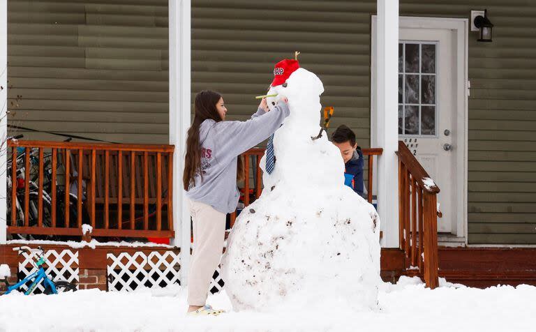 Dos niños hacen un muñeco de nieve en Tappan, Nueva York