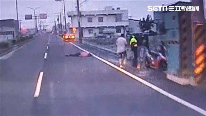 床墊因小犬颱風颳起砸機車，騎士倒地不起。（圖／民眾提供）