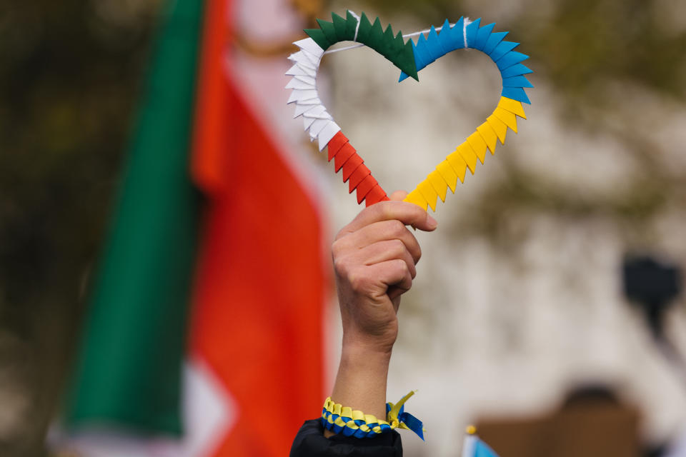 Solidarität mit den Menschen, die für die Freiheit kämpfen: Ein Herz in den Farben der iranischen und ukrainischen Flagge bei einer Demonstration in Köln. (Bild: Ying Tang/NurPhoto via Getty Images)