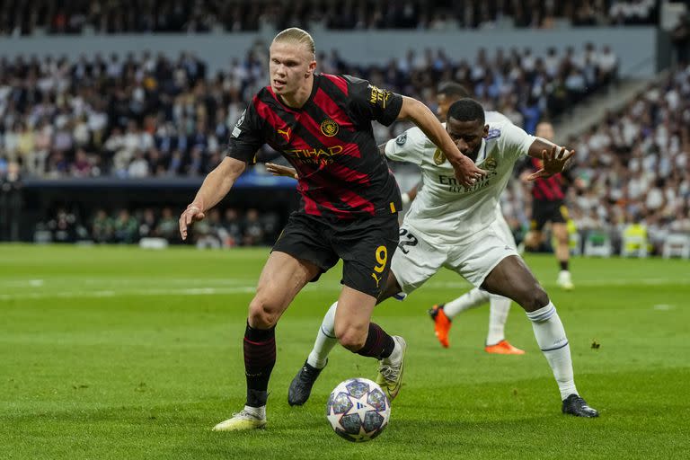 Erling Haaland tuvo a Antonio Rudiger encima todo el partido en el Santiago Bernabéu; en la revancha, el alemán verá al noruego desde el banco.